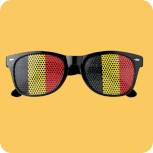 Zwarte supporterszonnebril met Belgische vlagkleuren in de glazen, ideaal voor WK- en supportersacties.