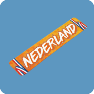 Opvallende oranje sjaal met tekst 'Nederland' en rood-wit-blauwe accenten – ideaal voor supportersacties