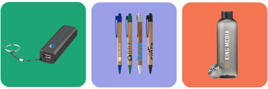 Afbeelding met drie productvakken: links een zwarte powerbank met sleutelhanger tegen een groene achtergrond; in het midden vier pennen met bamboe accenten tegen een lichtpaarse achtergrond; rechts een grijze transparante drinkfles met afneembare dop en opdruk tegen een oranje achtergrond.