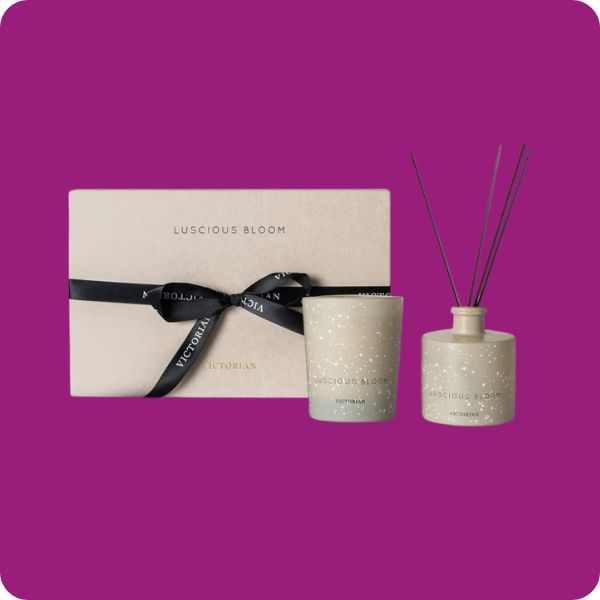 pakket met geurstokjes en kaarsen