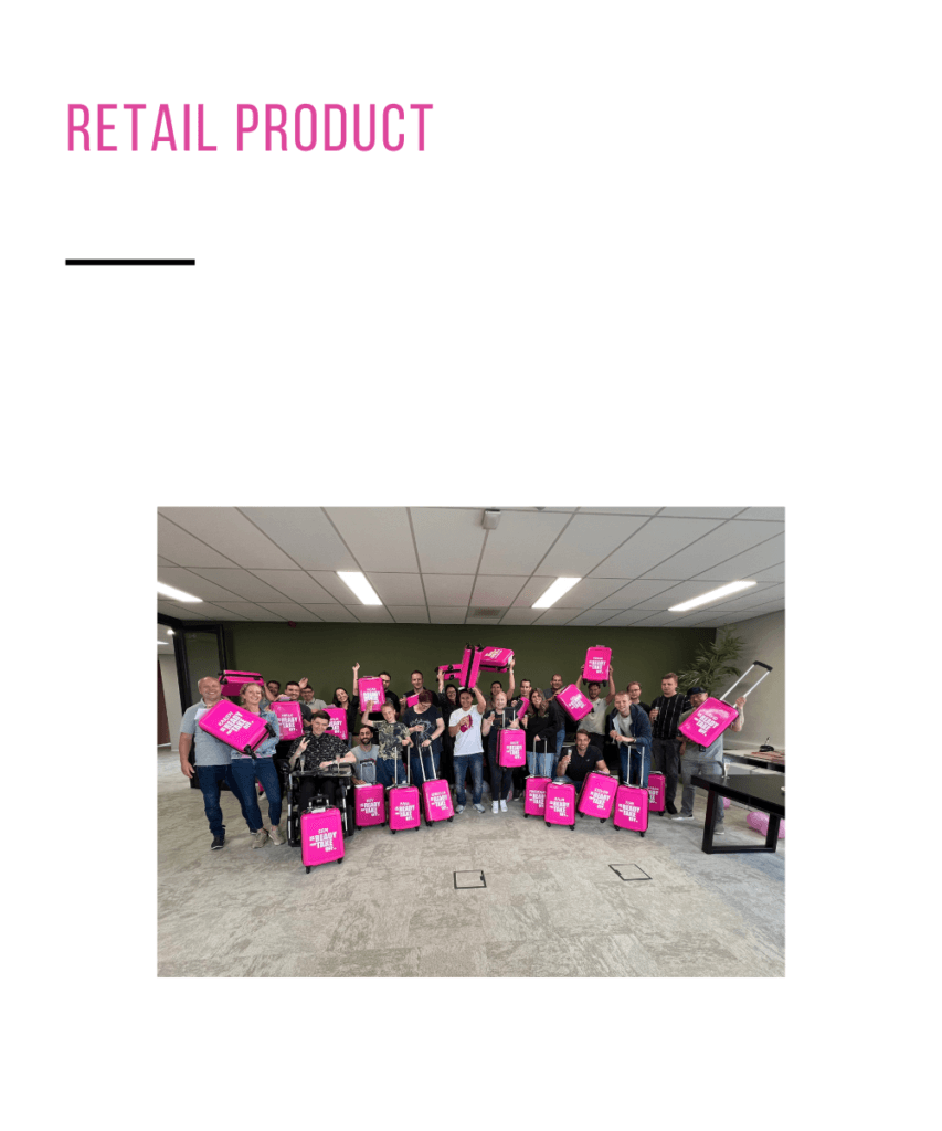 team pinkcube met roze koffers